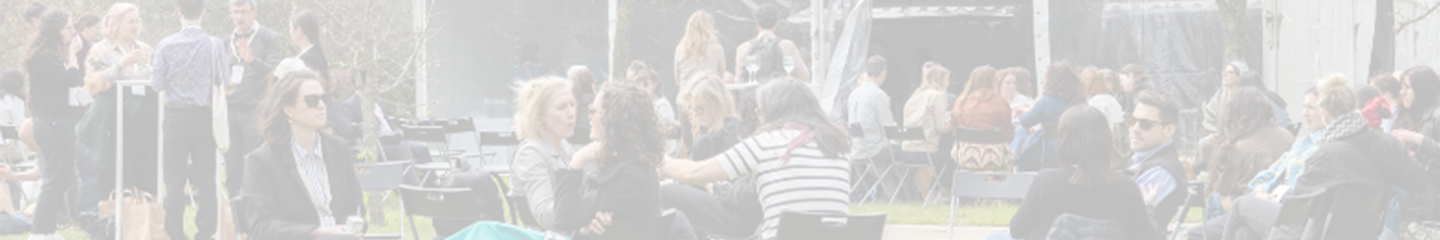 Fotografia de pessoas sentadas no jardins do campus da ENSP NOVA.