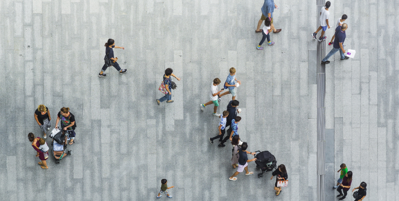 Imagem de pessoas a andar na rua.