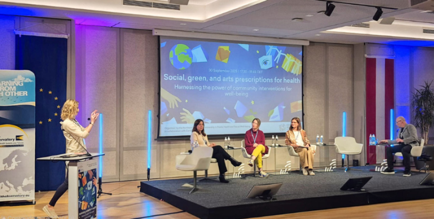 Fotografia do painel do evento.