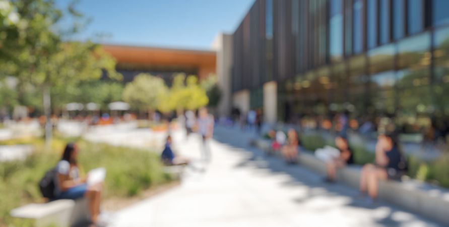 Fotografia desfocada de um campus de universidade.