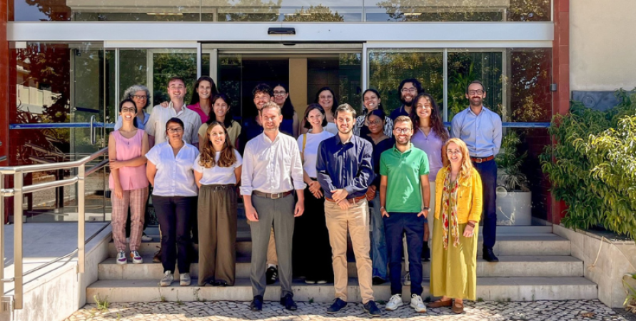Fotografia dos alunos do curso na entrada da Escola.