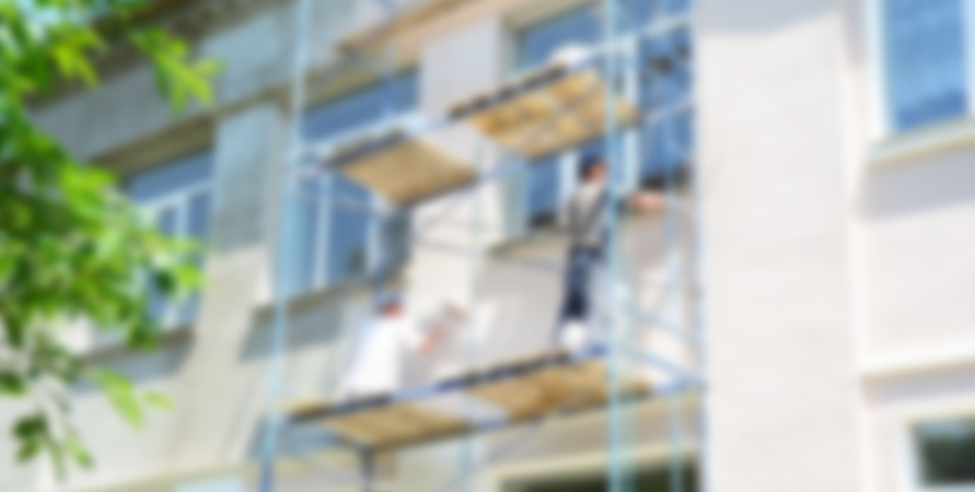 Imagem desfocada da fachada de um edifício, em obras.