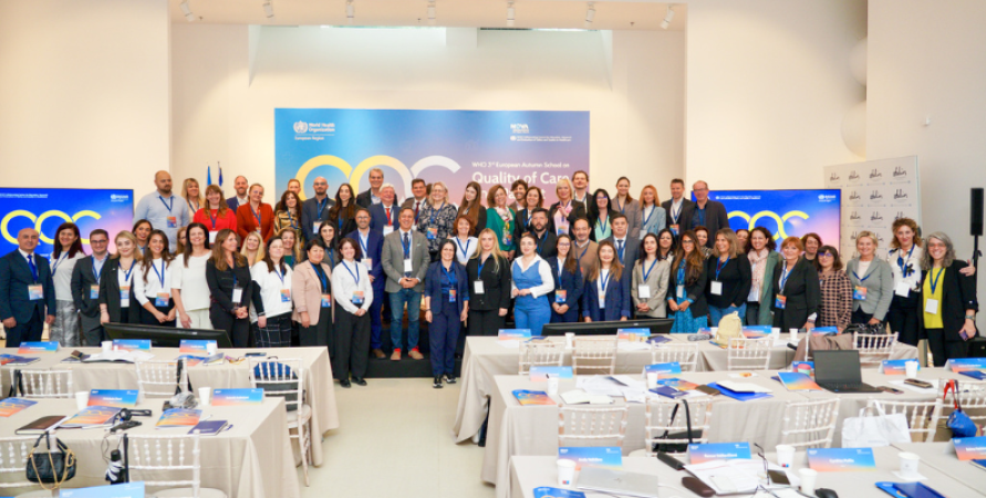 Fotografia de grupo de todos os participantes do evento.